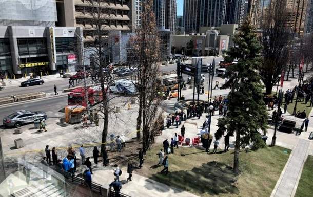 В столице Канады микроавтобус въехал в толпу пешеходов, пострадали около 10 человек
