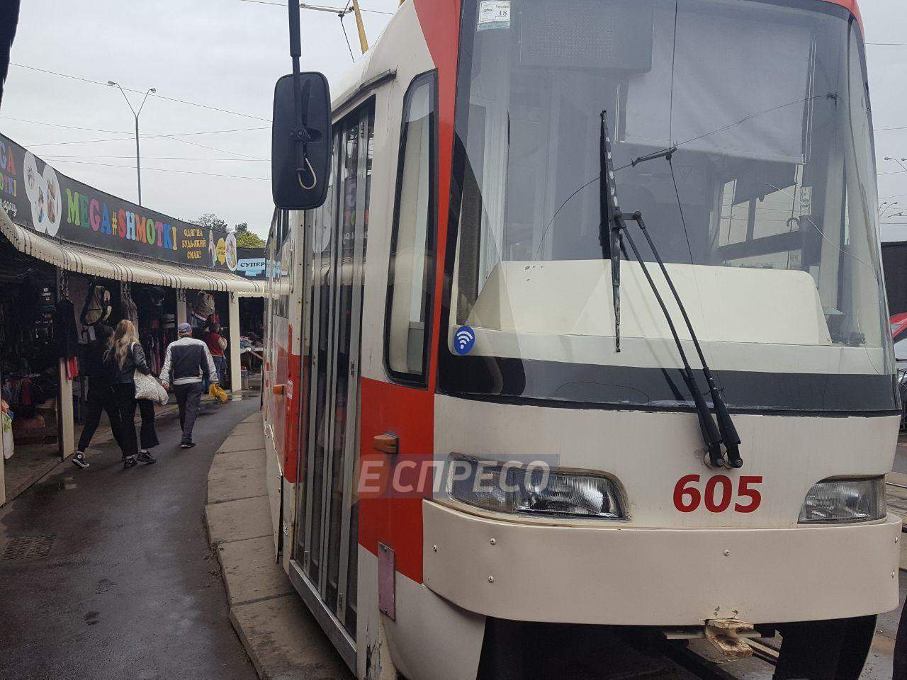 В Киеве фрагмент ходовой трамвая серьезно травмировал пожилую женщину (фото)