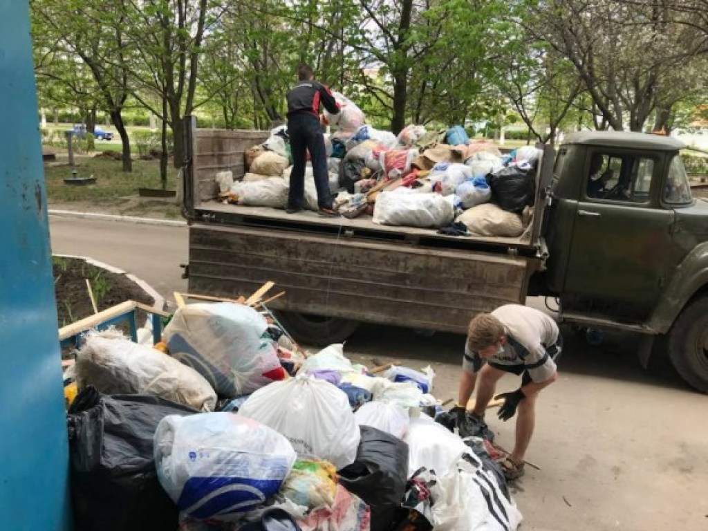 В Кропивницком из квартиры психически нездоровой женщины вывезли несколько тонн мусора (фото)