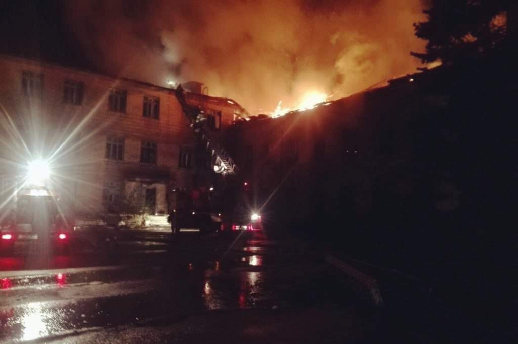 В Донецке горело здание административно – бытового комплекса (фото)