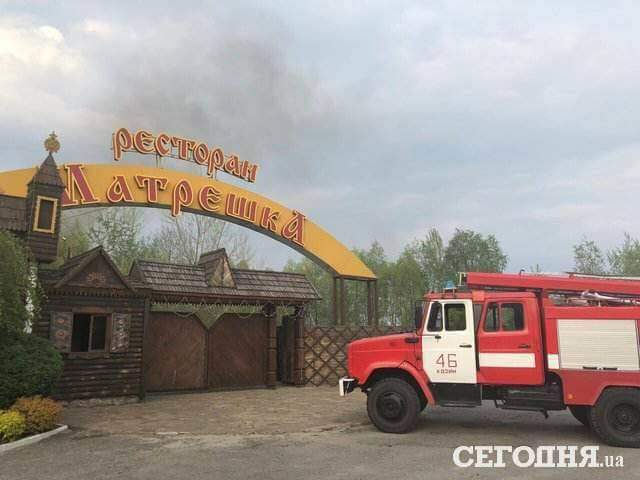 В Киеве в загородном комплексе вспыхнуло одно из деревянных зданий (фото) 