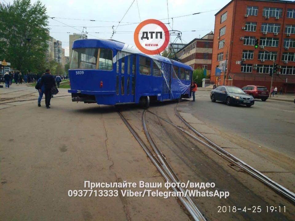 В Киеве сошел с путей трамвай и развернулся почти поперек улицы (фото)