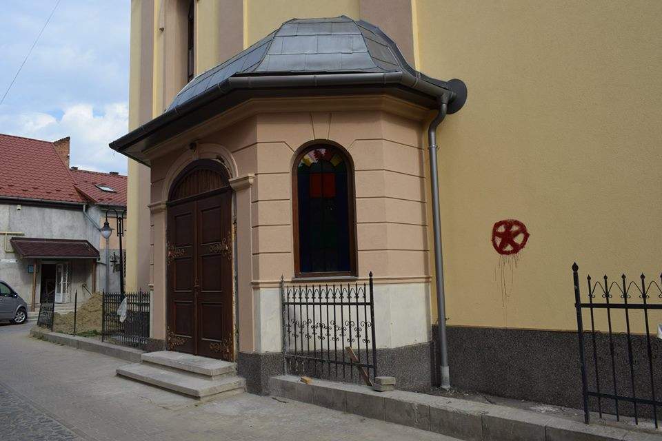 В Закарпатской области неизвестные вандалы обрисовали церковь (фото)