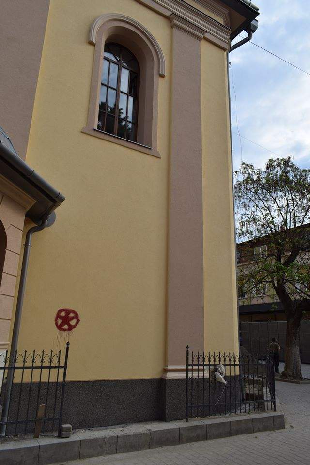 В Закарпатской области неизвестные вандалы обрисовали церковь (фото)