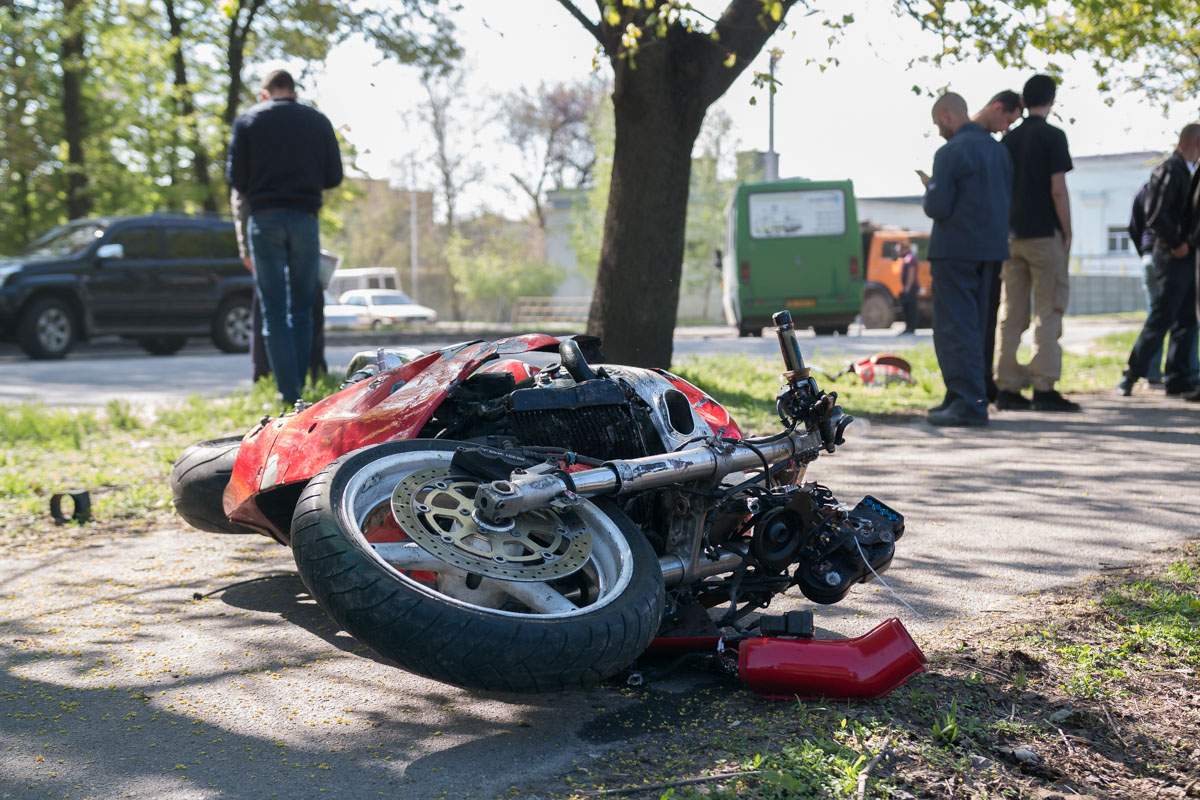 В Днепре мотоциклист врезался в маршрутку с пассажирами (фото)