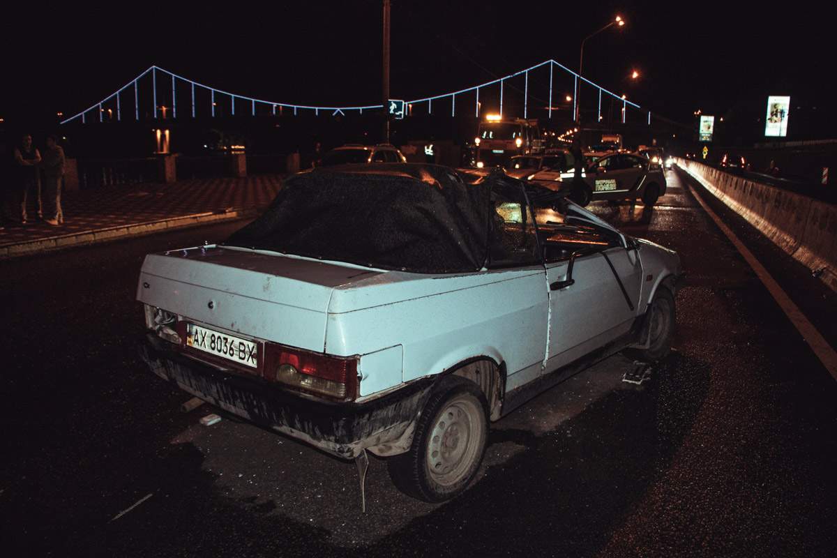 В Киеве в результате столкновения автомобиль два раза перевернулся в воздухе и приземлился на колеса (видео)