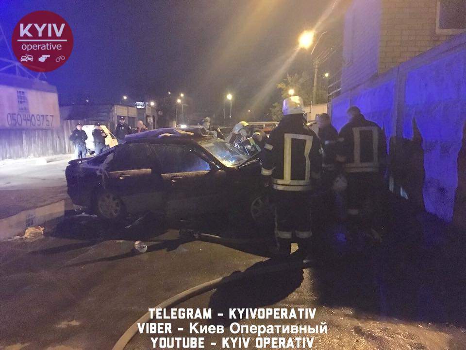 У ворот здания "Киевавтодор" горел автомобиль (видео)