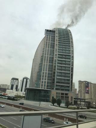 В Баку пылало здание Trump Tower: пострадал один человек (видео)