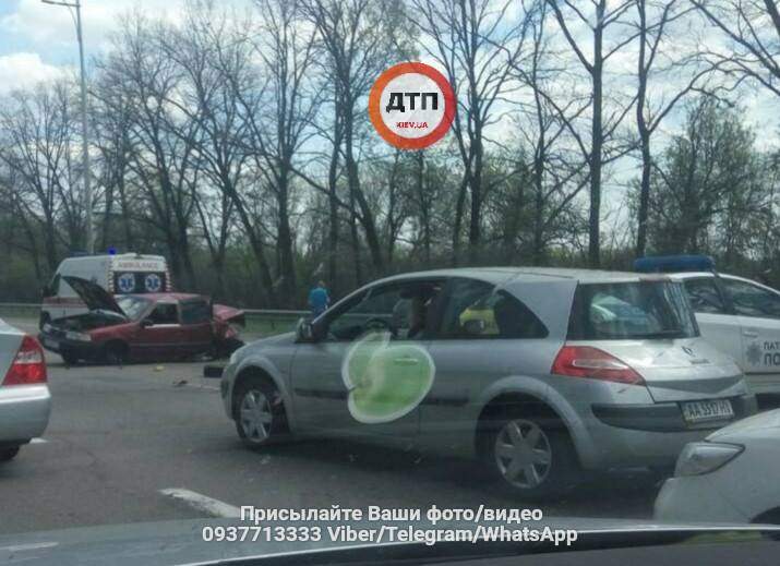 Под Киевом перед съездом в аэропорт произошло серьезное ДТП (фото)