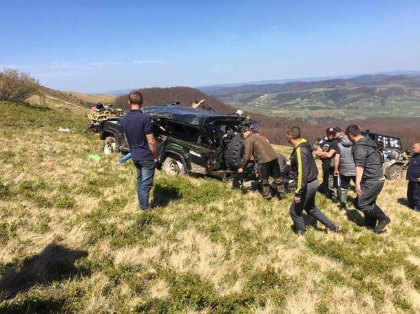 Во Львовской области автомобиль "Land Rover Defender" сорвался с горы, есть пострадавшие 