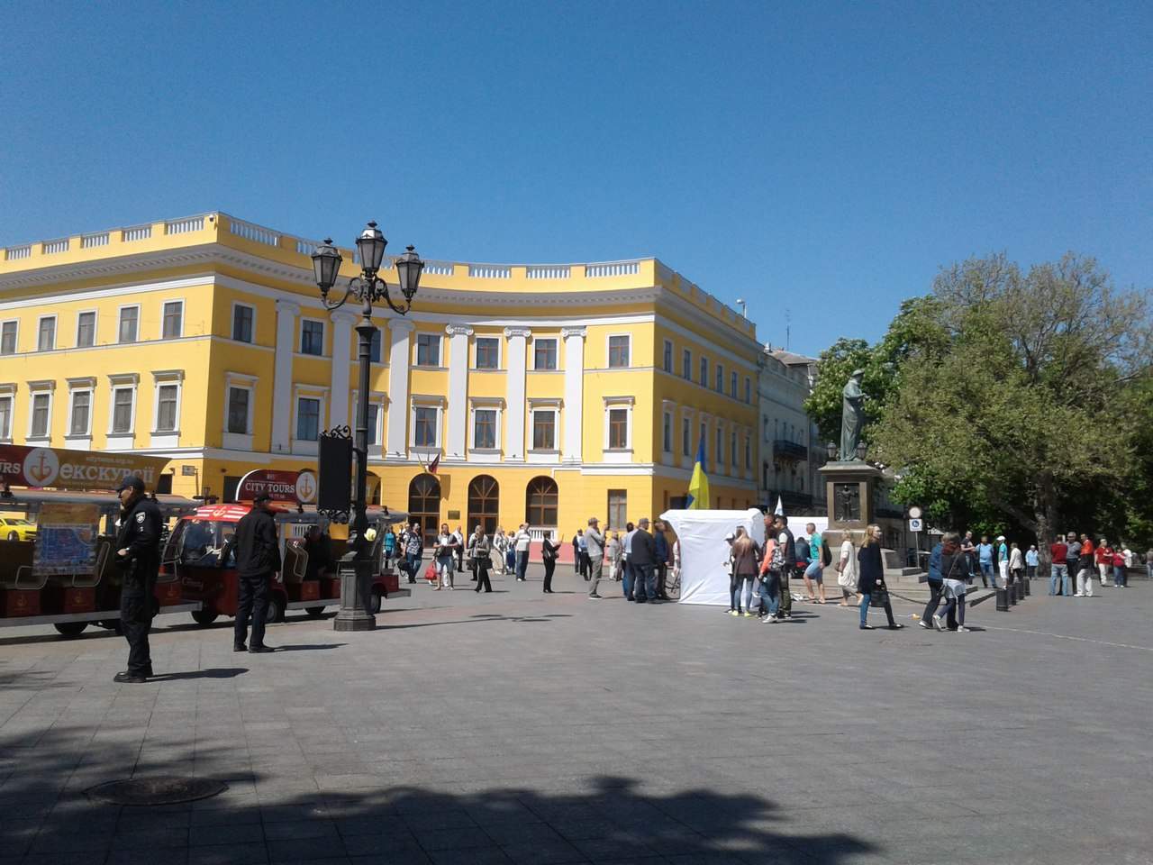 В центре Одессы проходит митинг за импичмент Порошенко (фото)