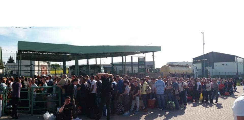 Тысячи украинцев возвращаются из стран ЕС в Украину, устраивая на границе километровые очереди с драками