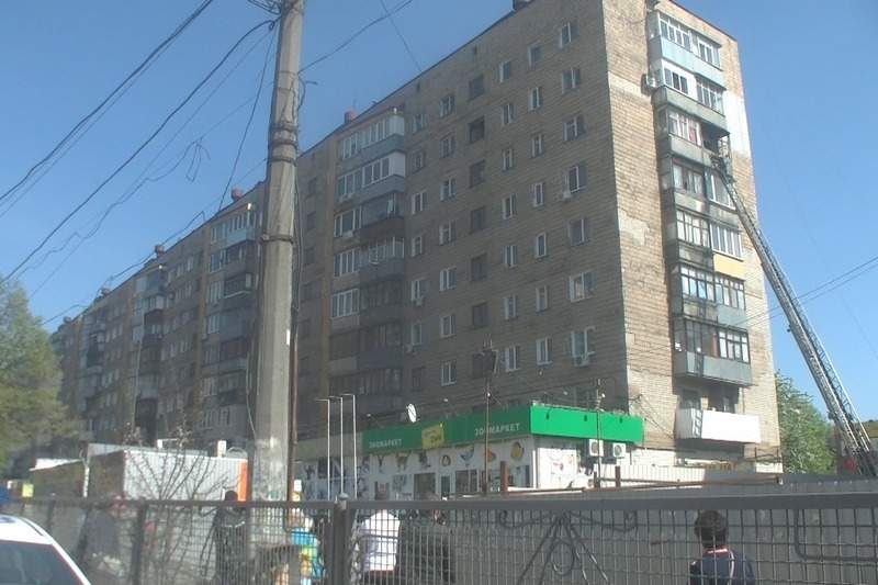 В девятиэтажном жилом доме в Харькове произошел пожар (фото)