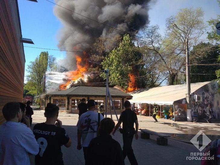 В центре Одессы в кафе "ВДВ" произошел серьезный пожар (видео)