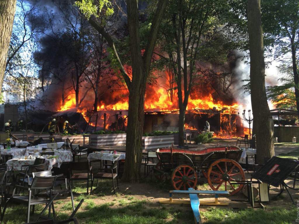 В центре Одессы в кафе "ВДВ" произошел серьезный пожар (видео)