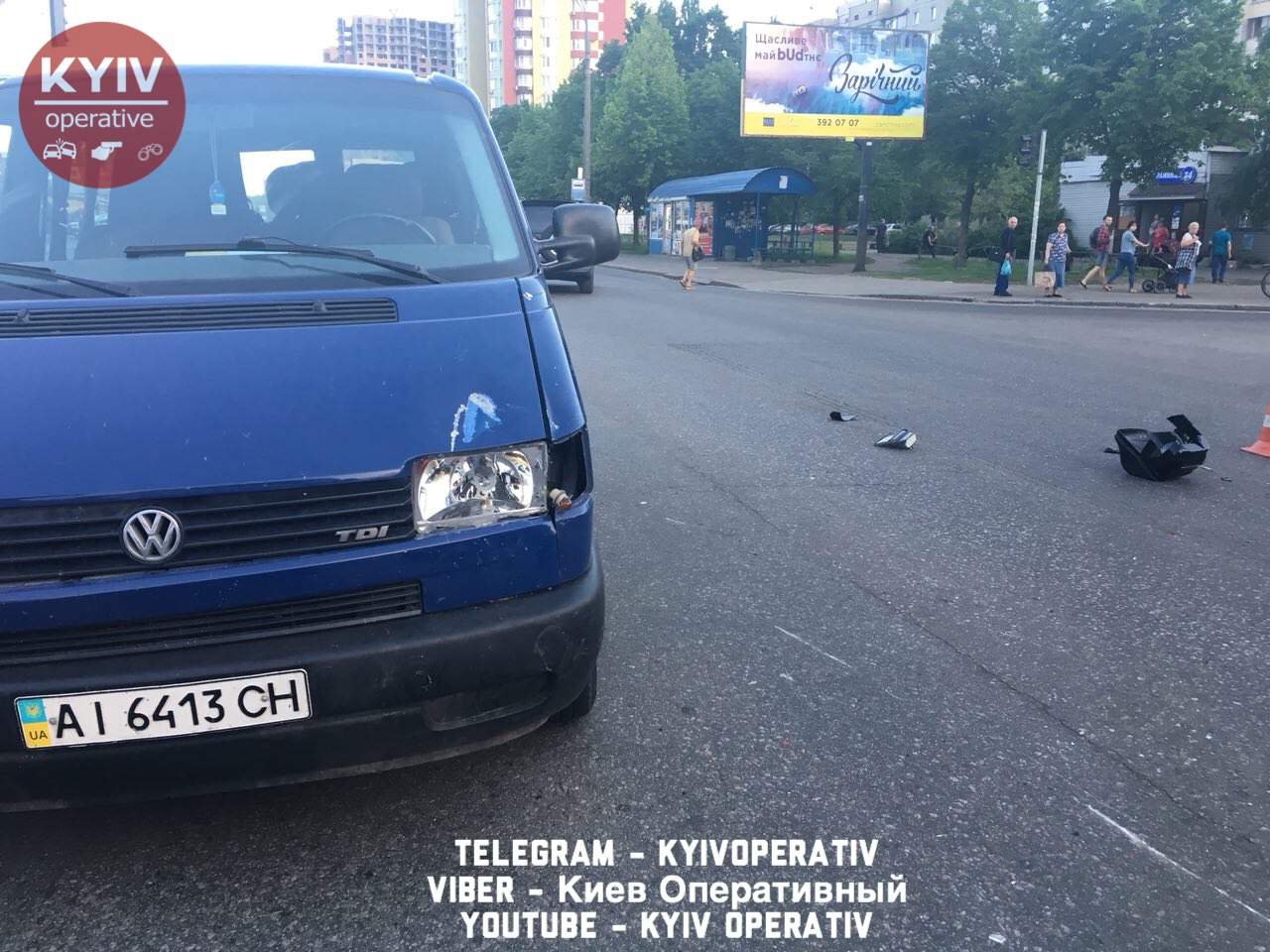В Киеве водитель микроавтобуса сбил мотоциклиста (фото)