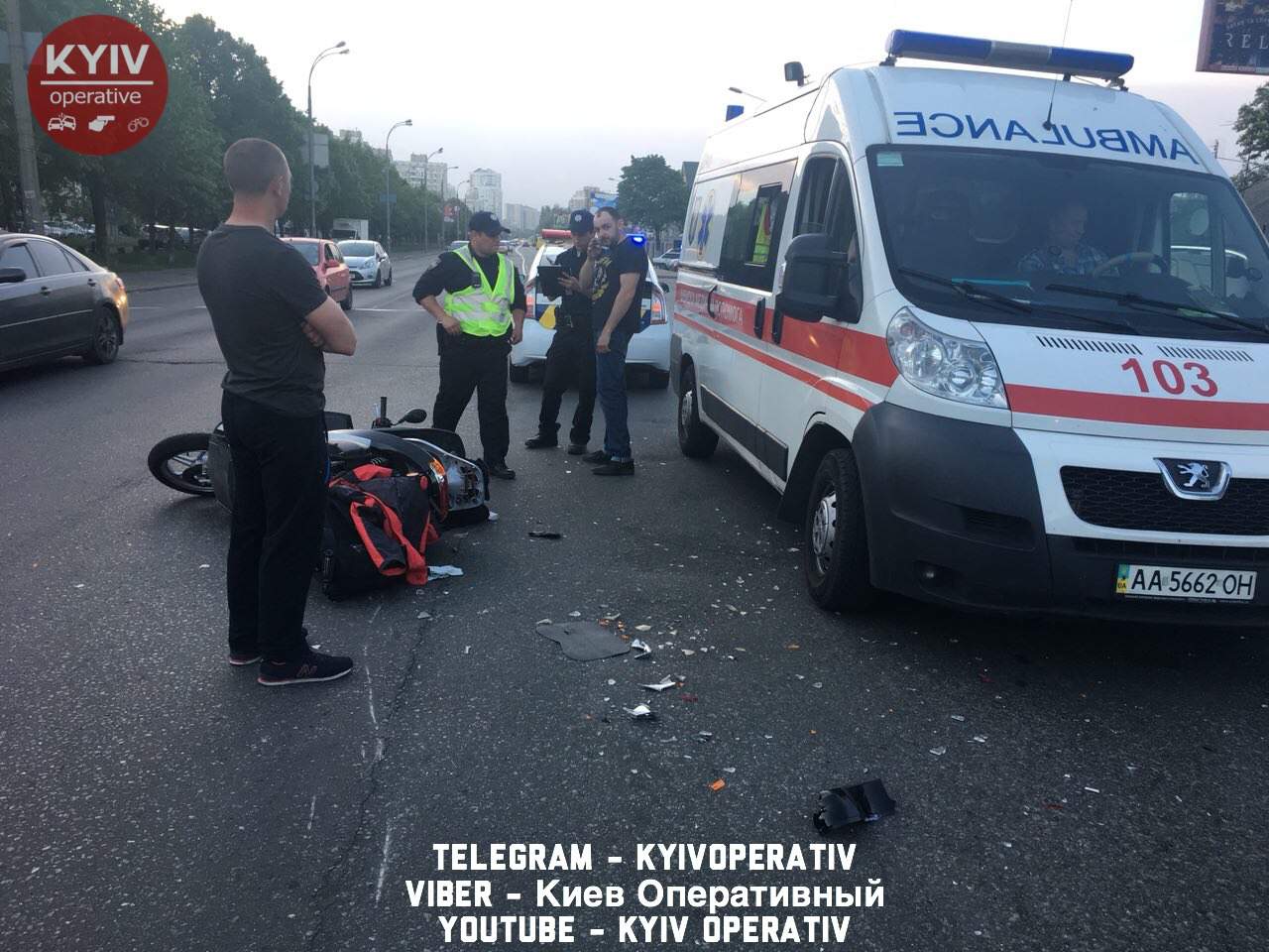 В Киеве водитель микроавтобуса сбил мотоциклиста (фото)