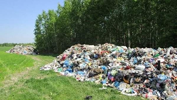 В Житомирской области обнаружена огромная куча мусора из Львова