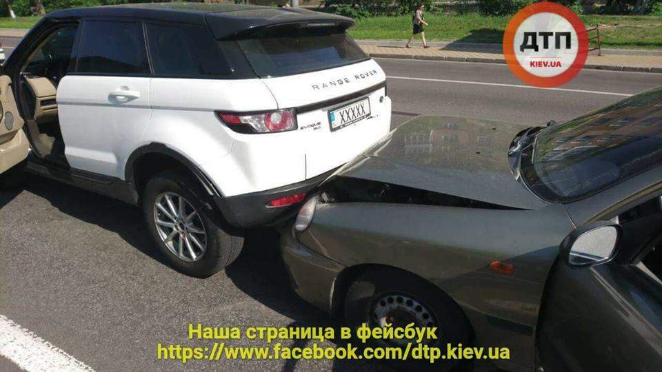 В Киеве на Печерске столкнулись сразу три автомобиля (фото)