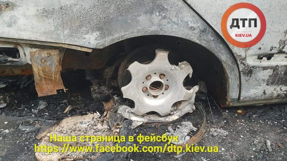 В Киеве попал в яму и сгорел 