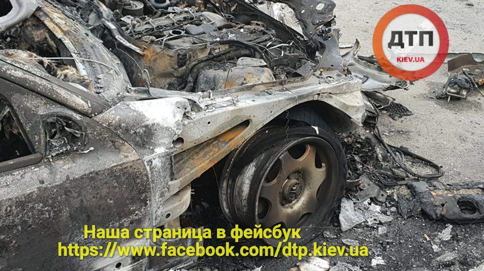 В Киеве попал в яму и сгорел "Мерседес" из Литвы (фото)