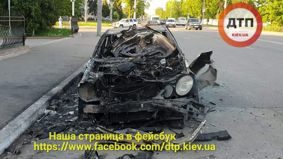 В Киеве попал в яму и сгорел "Мерседес" из Литвы (фото)