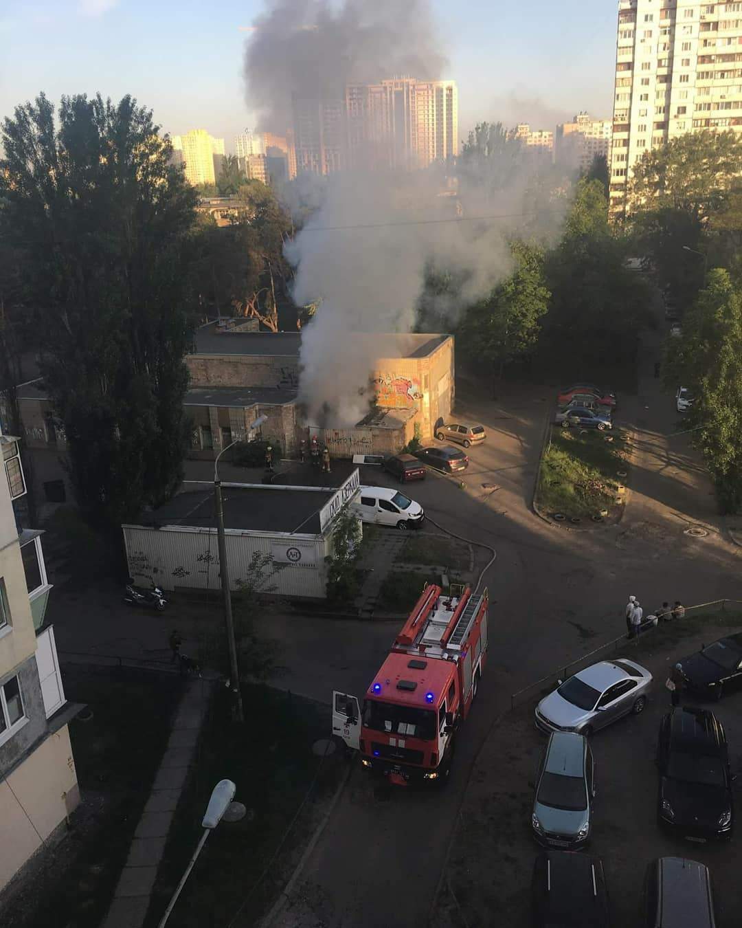 В Киеве люди с помощью сигнализаций спасали припаркованные автомобили от пожара (фото)