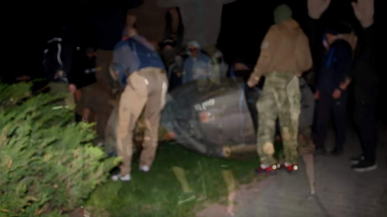 В Харькове повалили памятник маршалу Жукову (видео)
