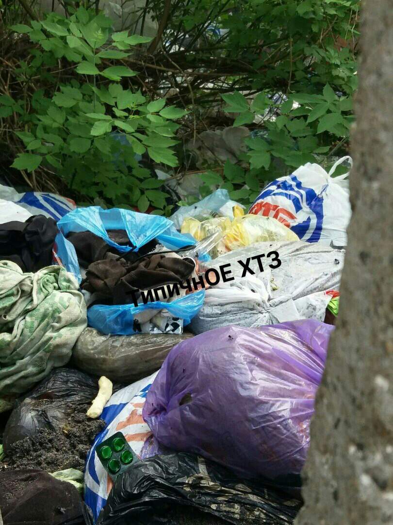 В Харькове возле военкомата образовалась большая мусорная свалка (фото)