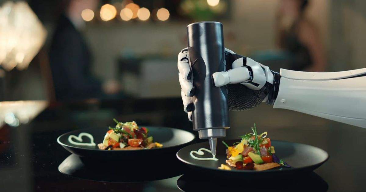 В Бостоне открылся первый в своем роде ресторан, где готовят роботы
