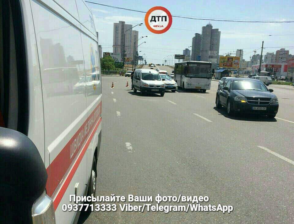 В Киеве автомобиль сбил девушку-пешехода (фото)