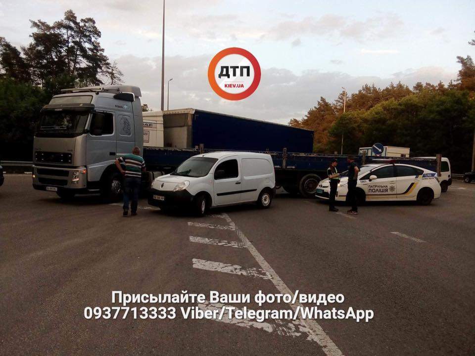 Под Киевом водитель легковушки въехал в тягач: есть пострадавшие (фото)