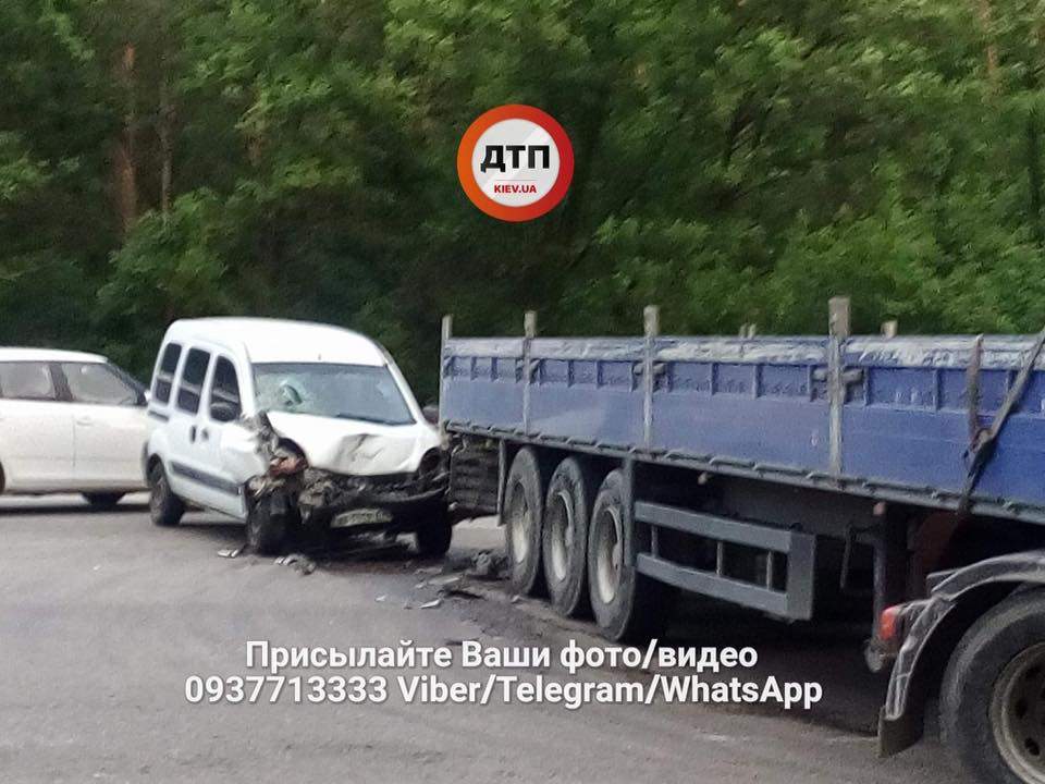 Под Киевом водитель легковушки въехал в тягач: есть пострадавшие (фото)