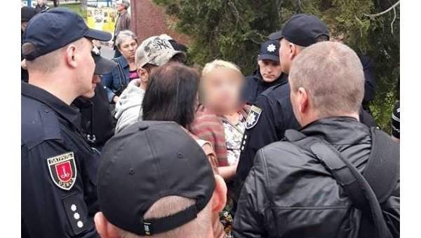 Полиция Одессы задержала двоих человек с георгиевскими лентами (фото)