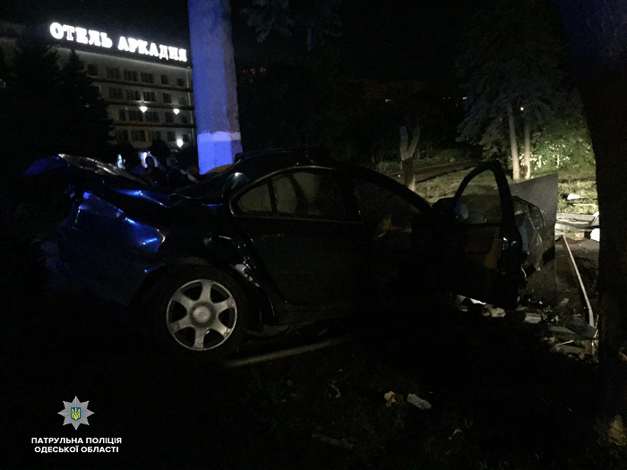 В Одессе водитель не справился с управлением и въехал в бетонную электроопору (фото)
