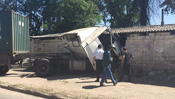 В Одессе  контейнеровоз  столкнулся с микроавтобусом и  протаранил стену дома, один человек пострадал
