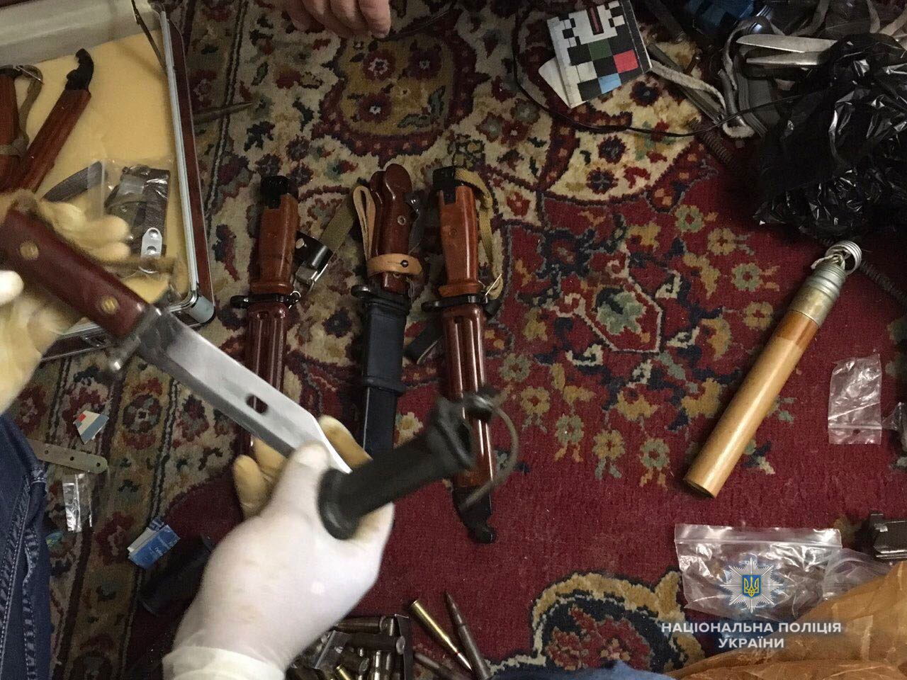 В Ровно мужчина хранил целый арсенал оружия дома и в гараже