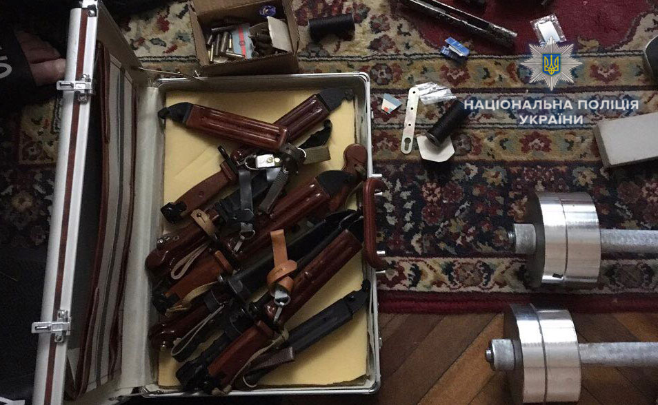 В Ровно мужчина хранил целый арсенал оружия дома и в гараже