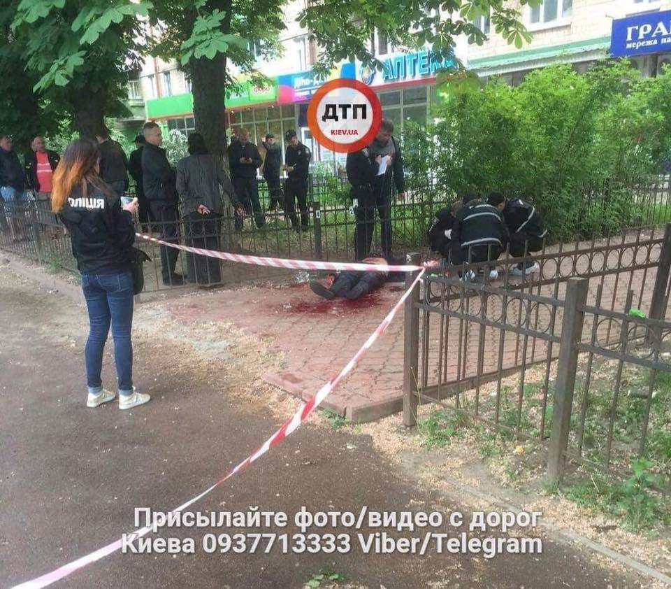 Жестокое убийство в Киеве: погибшего ударили ножом в шею (фото)