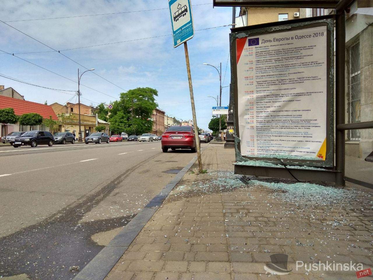 В Одессе водитель"без тормозов" въехал в остановку и скрылся с места (фото)