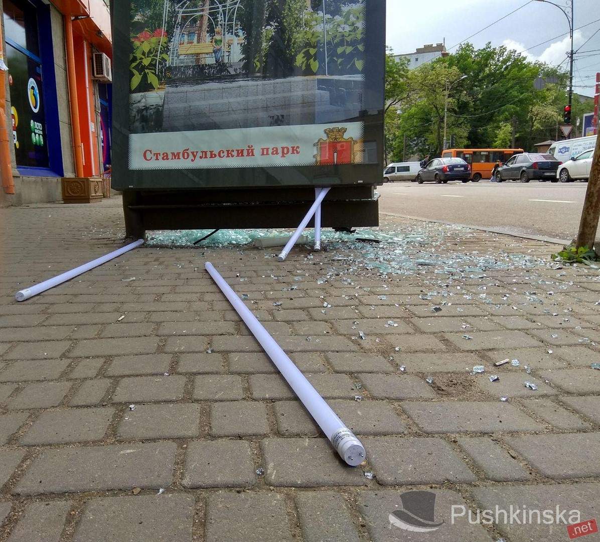 В Одессе водитель"без тормозов" въехал в остановку и скрылся с места (фото)