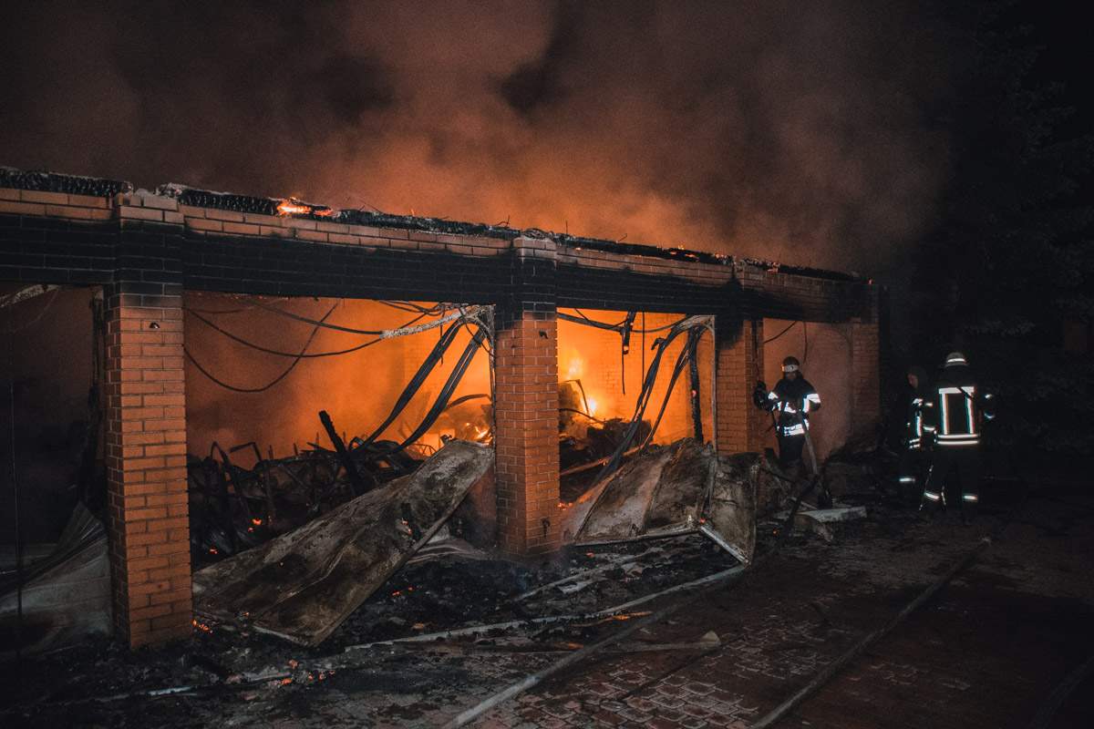 В столице сгорел гараж в котором находились 5 автомобилей (видео)