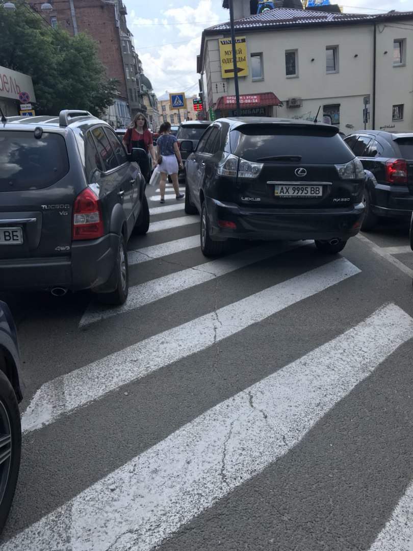 В Харькове автомобили заблокировали пешеходный переход