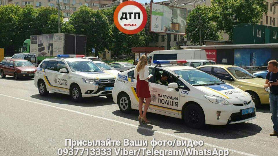 В Киеве девушка-водитель въехала в автомобиль спровоцировав тройное ДТП (видео)