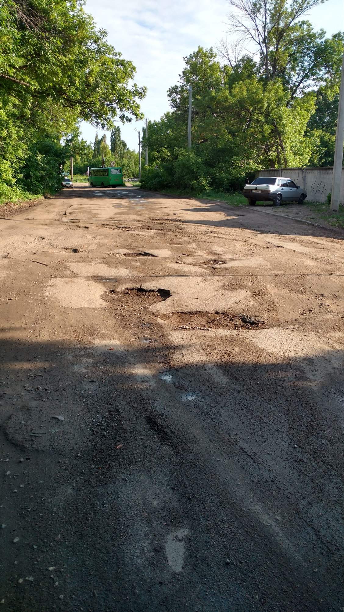 «Яма на яме»: В одном из районов Харькова дороги совсем нет (фото)