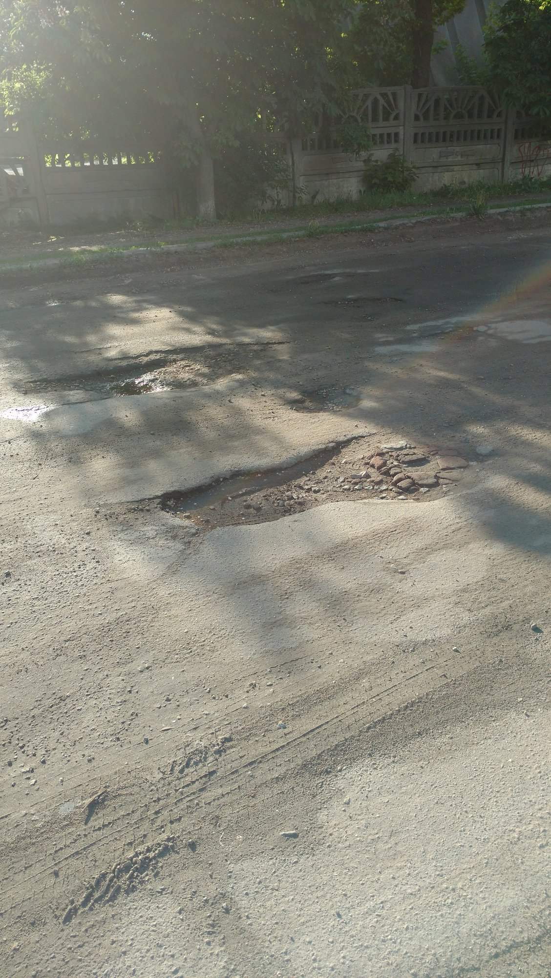 «Яма на яме»: В одном из районов Харькова дороги совсем нет (фото)