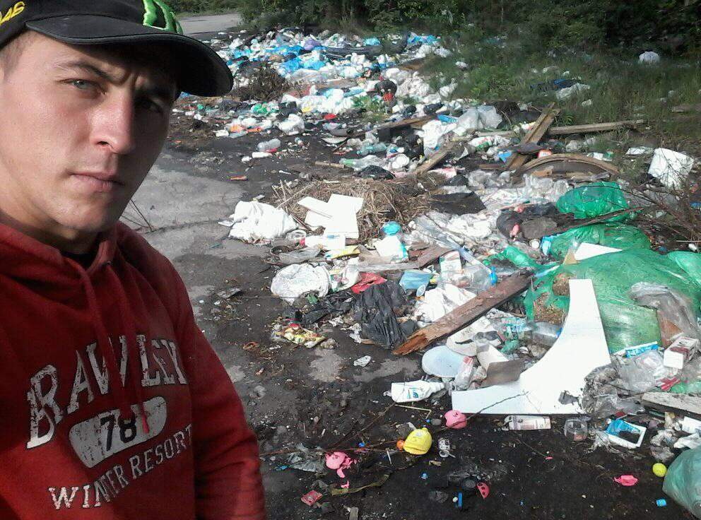 На Волыне один из городов усыпан мусором (фото)