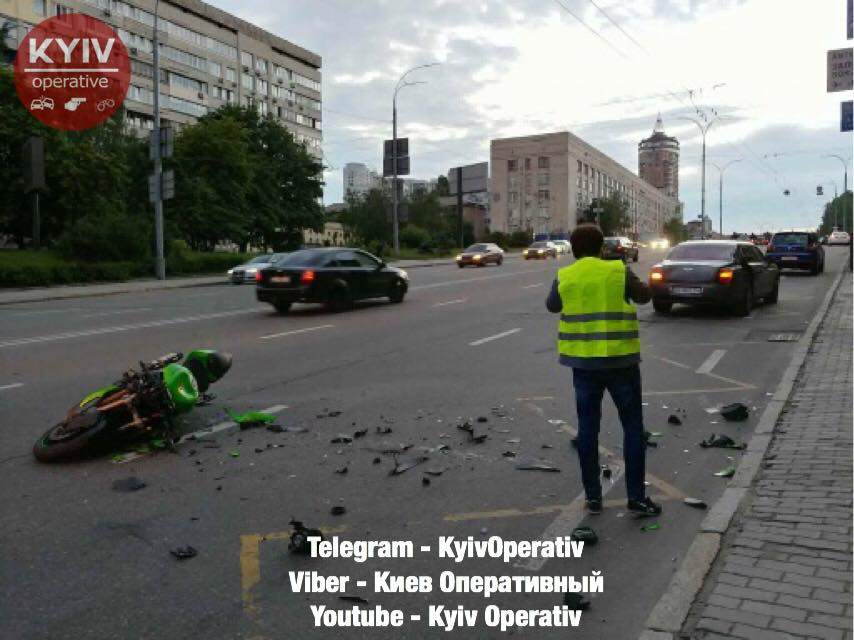 В Киеве мотоциклист влетел в  автомобиль "Bentley" (фото)