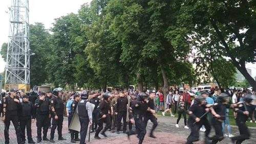 В Черкассах ультрас устроили драку с полицией (фото)