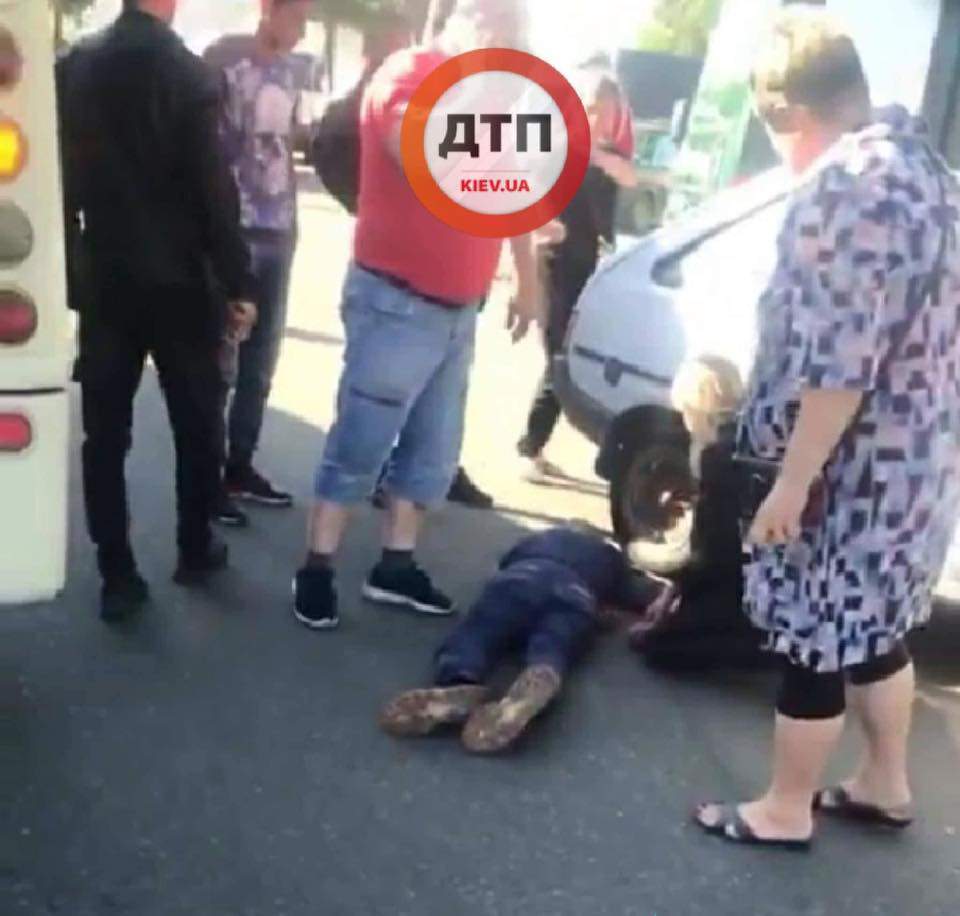 В Киеве маршрутный автобус сбил мужчину (фото)